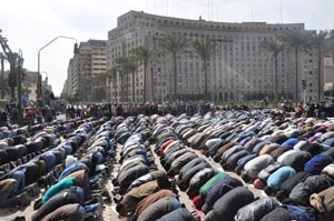صورة ارشيفية لصلاة الجمعة من ميدان التحرير