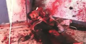 صورة بثها ناشطون على الانترنت لاشلاء ضحايا قتلوا في سقوط قذيفة دبابة على مظاهرة في الرستن