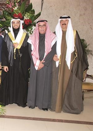 عبدالملك الغربللي متوسطا المعرس ووالده الزميل حامد الغربللي