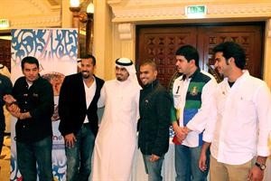 عدد من الطلبة المشاركين في المهرجان مع الزملاء عبدالله بوفتين وعمر العثمان وجاسم العبوه﻿