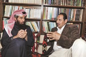 الشيخ حمد السنان يتحدث للزميل اسامة ابو السعود ﻿