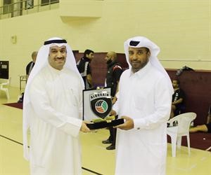 رئيس نادي القرين احمد الشحومي يقدم درعا لاحمد الرميحي﻿