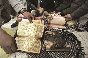 صورة لحرق المصحف الشريف في افغانستان كما نشرته وكالات اخبار عالمية
