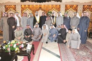 المعرس مع ابناء عمومته في لقطة تذكارية﻿