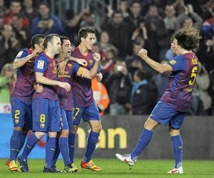 فرحة لاعبي برشلونة بالهدف الثالث للنجم تشافي هرنانديز في مرمى خيخون افپ
