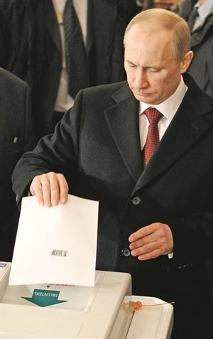 ﻿رئيس الوزراء فلاديمير بوتين خلال الادلاء بصوته	رويترز﻿