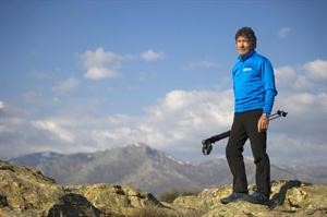 متسلق جبال إسباني يضع أنابورنا نصب عينيه في سن الـ 73