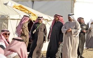 الشيخ صباح الناصر في جولة قبل بدء مسابقة الصقور﻿