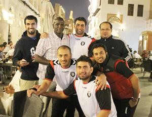 ﻿وليد الحجرف مع بعض لاعبي الفريق في احد اسواق الدوحة﻿