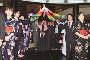 مجموعة من اليابانيين يحتفلون قبل ازاحة الستار عن السيارة الجديدة بالعادة اليابانية المسماة اوريغاميويبدو مساعد بدر الساير وبدر مساعد الساير