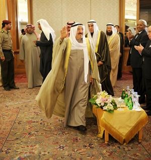 صاحب السمو الامير الشيخ صباح الاحمد محييا الحضور خلال دخوله قاعة المؤتمر