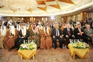 الشيخ صباح الخالد ومحمد الخليفي ودمحمد الكتاتني يتوسطون رؤساء الوفود البرلمانية خلال افتتاح المؤتمر