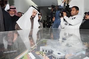 دفاضل صفر يطلع على مجسم للمشروع﻿