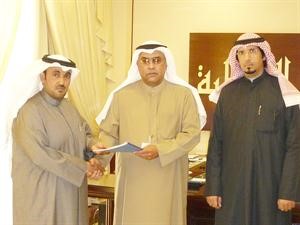سعد مكي وعجمي المتلقم يتبادلان العقود بحضور خالد المحيلبي
