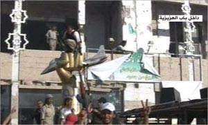 الثوار يفرضون طوقاً أمنياً على باب العزيزية بعد معلومات عن وجود سجن كبير داخله