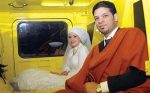 العروسان في سيارة الدفاع المدني﻿