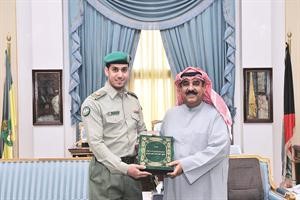 الشيخ مشعل الاحمد خلال لقائه الرائد صالح محمد﻿