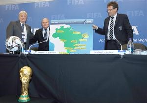 سكرتير فيفا جيروم فالكه مع بلاتر وتيكسيرا وعرض لاستعداد البرازيل لاستضافة المونديال
