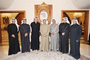 جاسم الخرافي متوسطا ابناءه عبدالمحسن ولؤي واياد وطلال واحمد