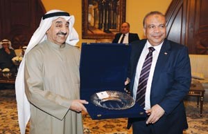 جاسم الخرافي يقدم درعا تذكارية لرئيس مجلس الشعب المصري دمحمد سعد الكتاتنيهاني الشمري