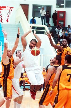 لاعب الكويت احمد المطيري سيجد دفاعا قويا من القادسية