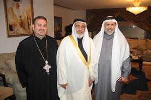 رئيس مجلس النواب البحريني خليفة الظهراني متوسطا السفير الشيخ خليفة بن حمد ال خليفة والاب بطرس غريب﻿