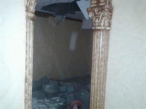 اثار الانهيار تبدو داخل الغرفة﻿