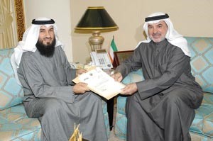 النائب صالح عاشور يسلم صحيفة الاستجواب لامين عام المجلس علام الكندري
