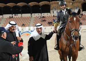 الشيخ علي الحمود يسلم الكاس للبطل﻿