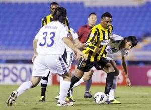 لاعب اتحاد جدة محمد نور يمر من مدافعي باختاكور ناويا شيبامورا وشاروفيتد نوف ديلشود افپ
