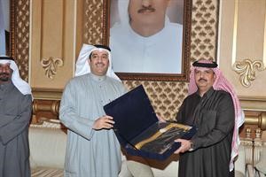 النائب السابق المحامي احمد الشحومي يقدم هدية تذكارية لعبدالله الكعبي﻿