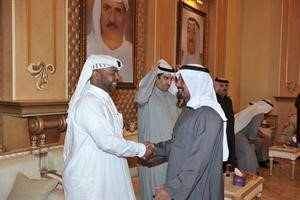 مدير فريق الريان القطري احمد البطي يتلقى ترحيبا من احد الحضور﻿