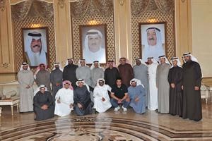 الشحومي يتوسط وفد يد الريان القطري والحضور في ديوانه 	متين غوزال﻿