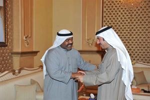 نجم منتخب كرة اليد السابق اسماعيل عبدالقدوس يرحب باحد الضيوف﻿