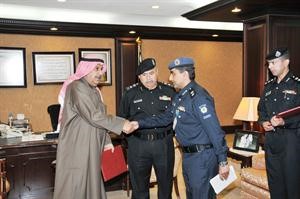 الفريق غازي العمر مكرما احد ضباط القوات الخاصة﻿