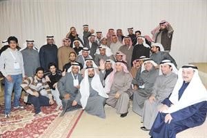 الكندري مع عدد من مهنئيه بعد فوزه بالانتخابات مساء امس الاول محمد ماهر
