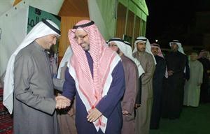 عبدالله الكندري يتلقى التهاني من دعصام الفليج وجمهور المهنئين