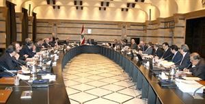 رئيس الحكومة نجيب ميقاتي مترئسا جلسة مجلس الوزراء في السراي الحكومي مساء امس الاول محمود الطويل