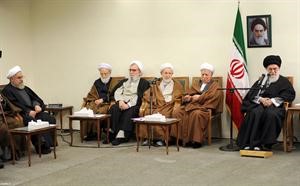 المرشد الاعلى للجمهورية في ايران اية الله علي خامنئي مجتمعا بمجلس الخبراء امس	رويترز﻿