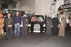 محسن شموه متوسطا فريق London Limo Services	فريال حماد - انور الكندري﻿