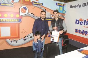 مهنا المهنا وسليمان السلمان في ركن Mr Delivery﻿