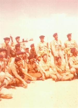 احمد النجدي متوسطا زملاءه ايام الدراسة في الكلية العسكرية