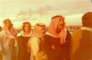 احمد النجدي مع مجموعة من الاصدقاء على الواجهة البحرية لدى الاحتفال بالعيد الوطني عام 1981