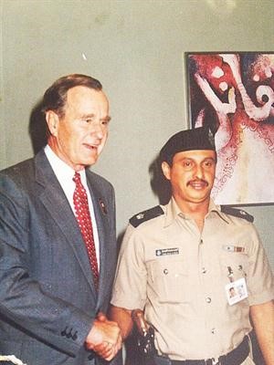 النجدي مع جورج بوش الاب لحظة تكريمه عام 1993 اسامة ابو عطية
