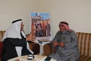 احمد النجدي متحدثا الى الزميل منصور الهاجري اسامة ابو عطية
