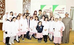 مسؤولو البنك في لقطة جماعية مع الطلبة ﻿