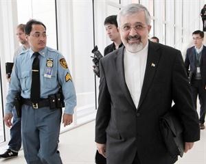 السفير الايراني لدى الوكالة الدولية علي اصغر سلطانية خلال استراحة اجتماع مجلس المحافظين في الوكالة امس الاول افپ