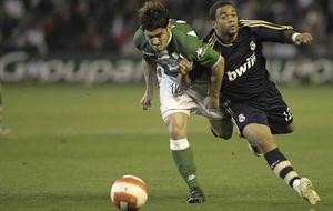 صراع على الكرة بين مدافع ريال مدريد مارسيلو ولاعب ريال بيتيس في مباراة سابقة
