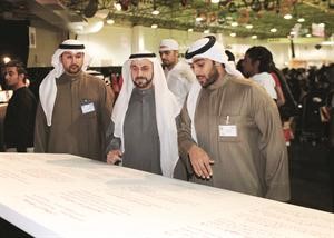 وزير الاشعال ووزير الدولة لشؤون التخطيط والتنمية د فاضل صفر خلال جولته في الملتقى ويبدو ضاري الوزان﻿