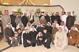 المعرس متوسطا الاهل والاصدقاء في لقطة تذكارية﻿